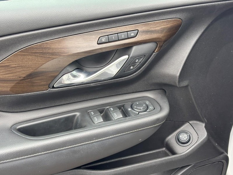 GMC Terrain Vehicle Full-screen Gallery Image 16