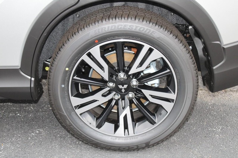 Mitsubishi Eclipse Cross Vehicle Full-screen Gallery Image 7