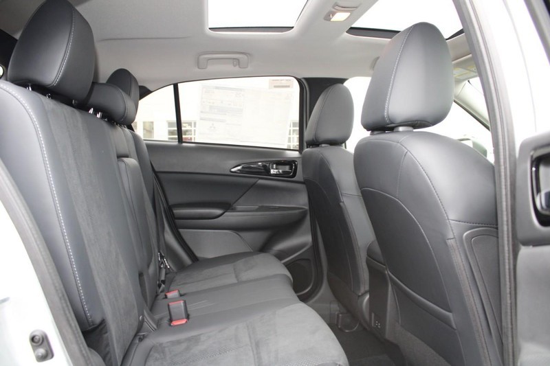 Mitsubishi Eclipse Cross Vehicle Full-screen Gallery Image 10