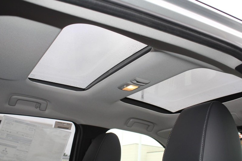 Mitsubishi Eclipse Cross Vehicle Full-screen Gallery Image 11