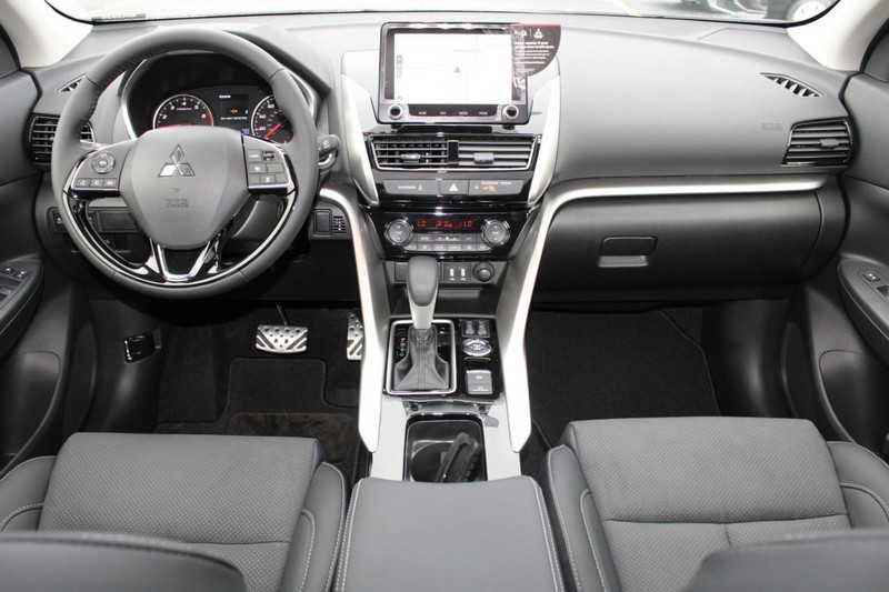 Mitsubishi Eclipse Cross Vehicle Full-screen Gallery Image 12