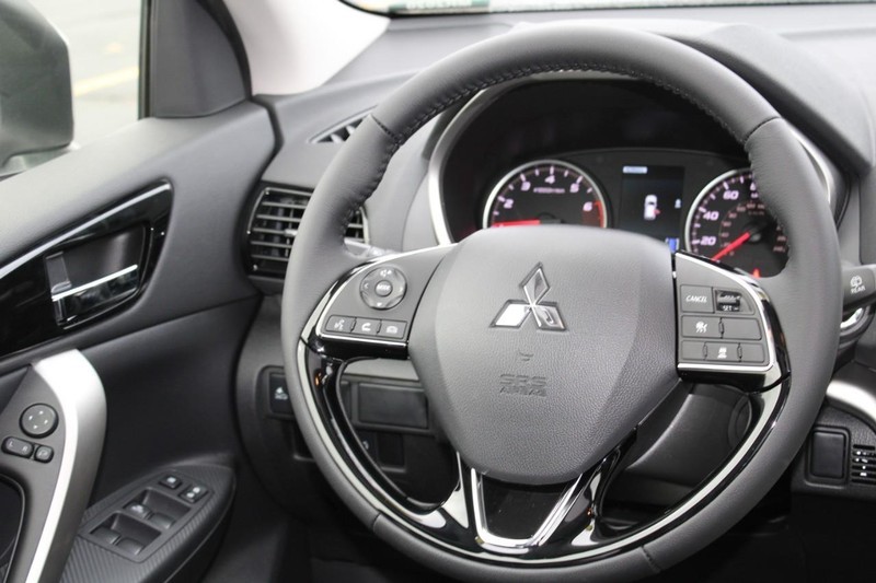 Mitsubishi Eclipse Cross Vehicle Full-screen Gallery Image 13