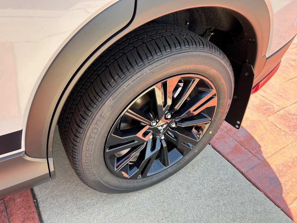 Mitsubishi Eclipse Cross Vehicle Full-screen Gallery Image 21