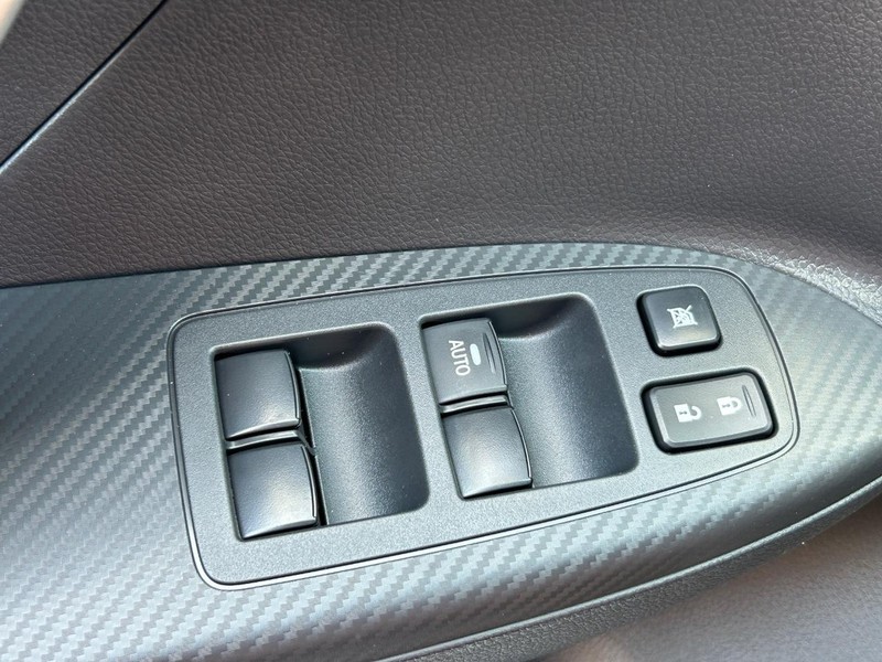 Mitsubishi Eclipse Cross Vehicle Full-screen Gallery Image 13