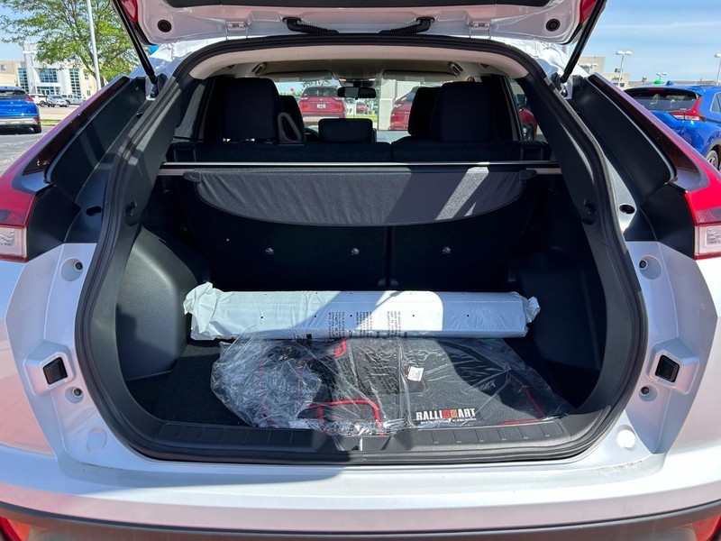 Mitsubishi Eclipse Cross Vehicle Full-screen Gallery Image 17