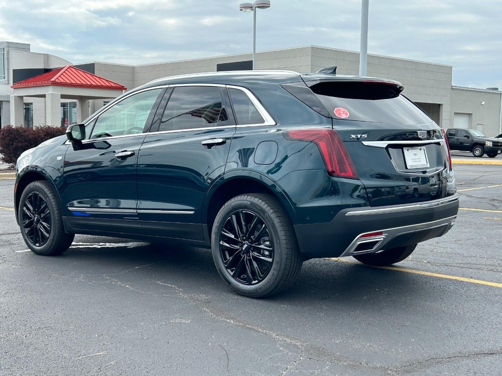 Cadillac XT5 Vehicle Full-screen Gallery Image 3