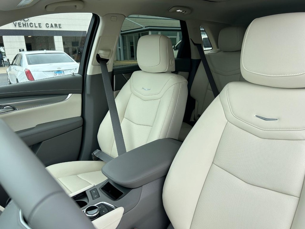 Cadillac XT5 Vehicle Full-screen Gallery Image 17