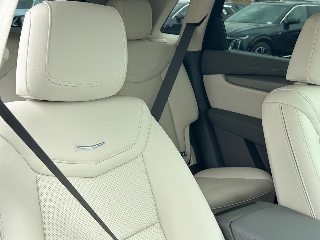 Cadillac XT5 Vehicle Full-screen Gallery Image 19