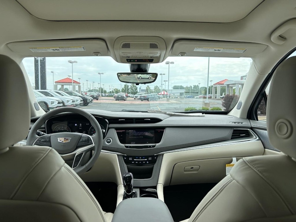 Cadillac XT5 Vehicle Full-screen Gallery Image 23