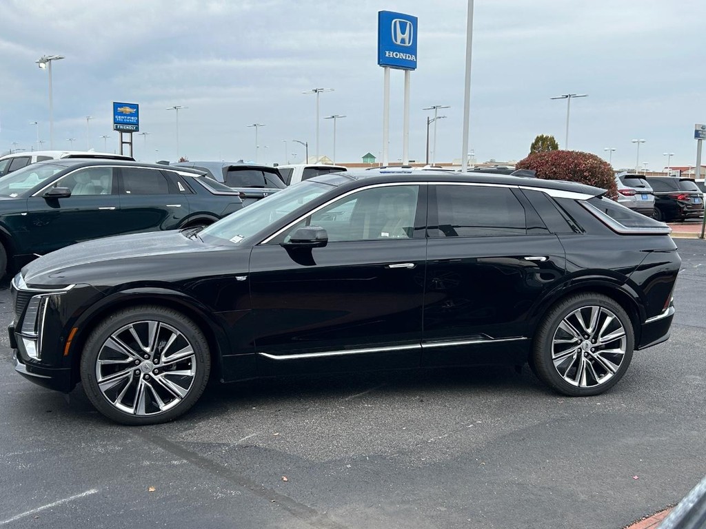 Cadillac LYRIQ Vehicle Full-screen Gallery Image 2