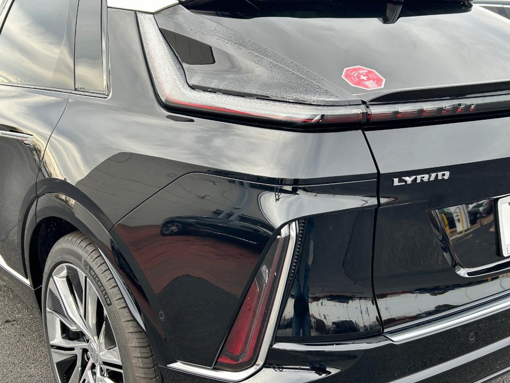 Cadillac LYRIQ Vehicle Full-screen Gallery Image 11