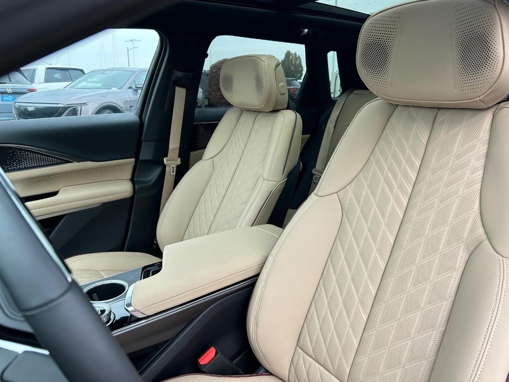 Cadillac LYRIQ Vehicle Full-screen Gallery Image 17