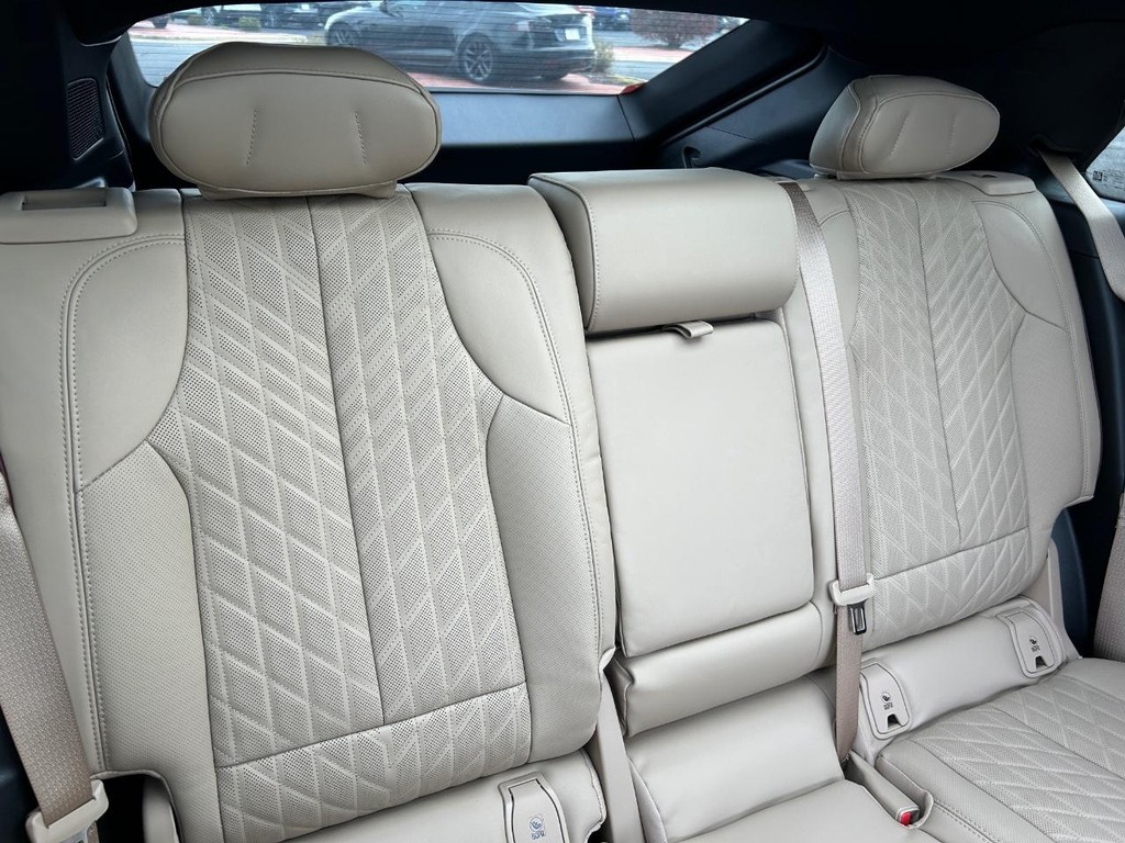 Cadillac LYRIQ Vehicle Full-screen Gallery Image 19