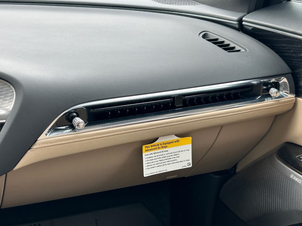 Cadillac LYRIQ Vehicle Full-screen Gallery Image 20