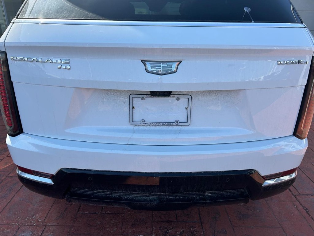 Cadillac Escalade IQ Vehicle Full-screen Gallery Image 12