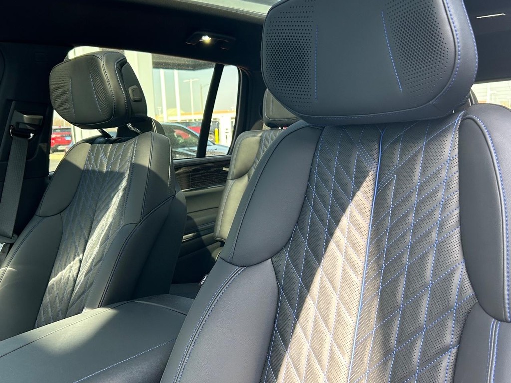 Cadillac Escalade IQ Vehicle Full-screen Gallery Image 16