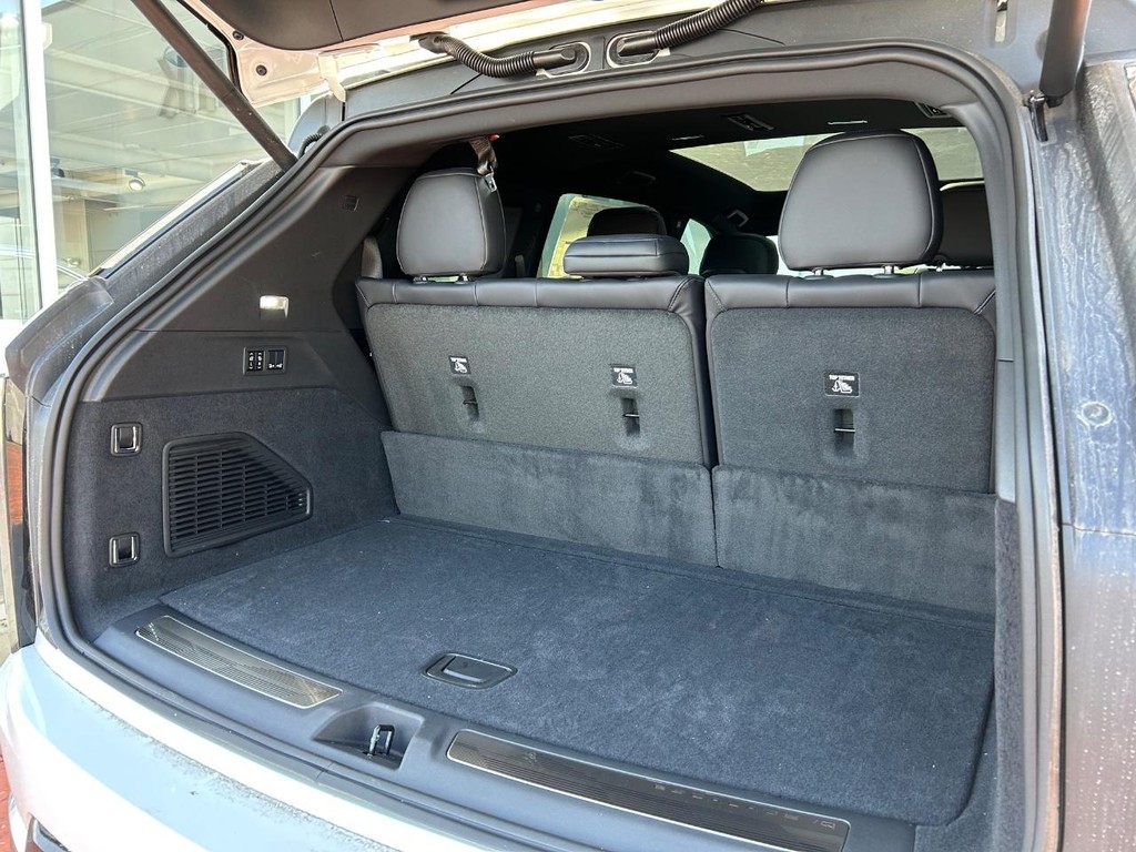 Cadillac Escalade IQ Vehicle Full-screen Gallery Image 21