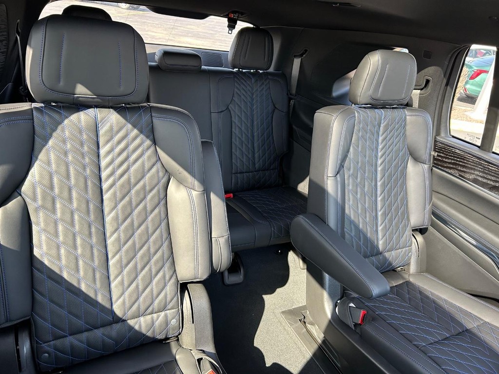 Cadillac Escalade IQ Vehicle Full-screen Gallery Image 20