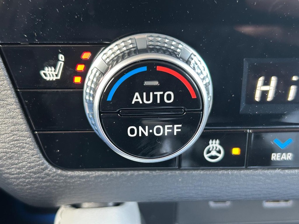 Mitsubishi Outlander Plug-In Hybrid Vehicle Full-screen Gallery Image 9