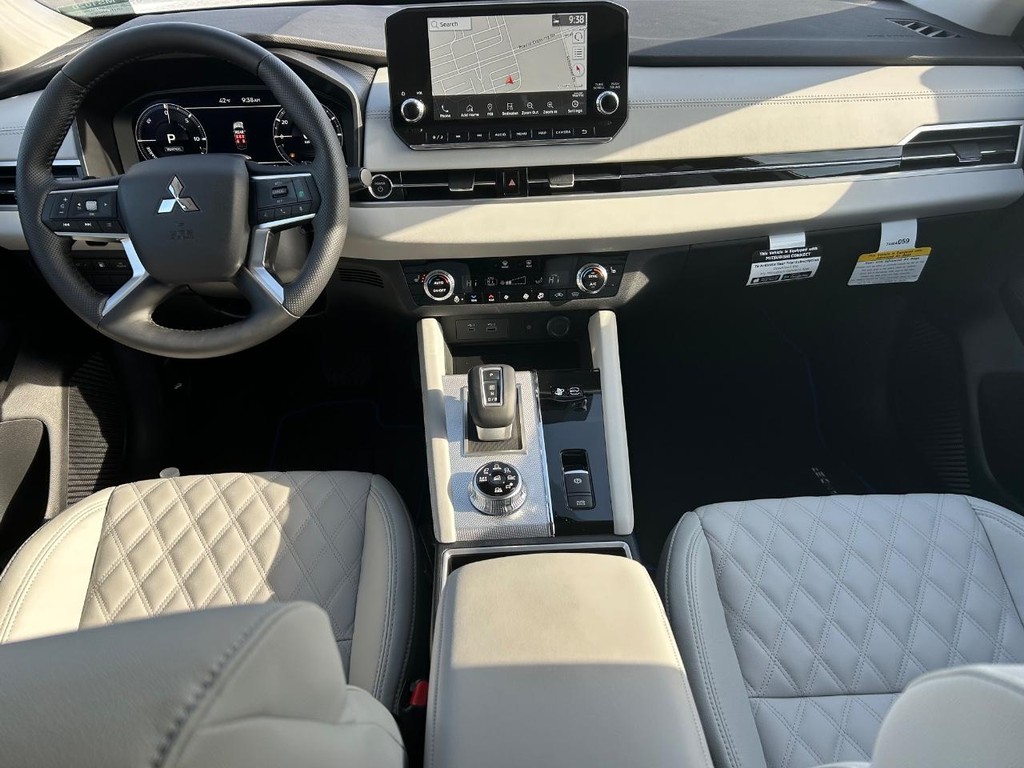 Mitsubishi Outlander Plug-In Hybrid Vehicle Full-screen Gallery Image 13