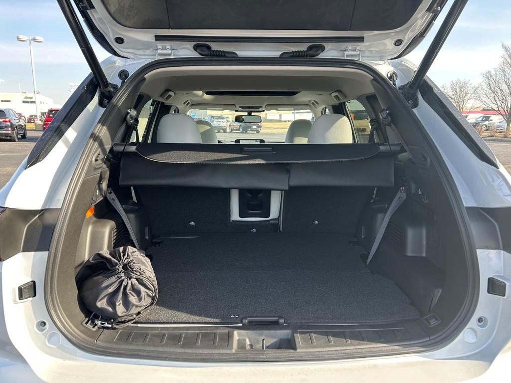 Mitsubishi Outlander Plug-In Hybrid Vehicle Full-screen Gallery Image 16