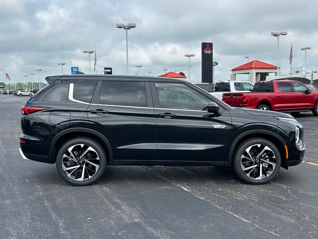 Mitsubishi Outlander Plug-In Hybrid Vehicle Full-screen Gallery Image 2