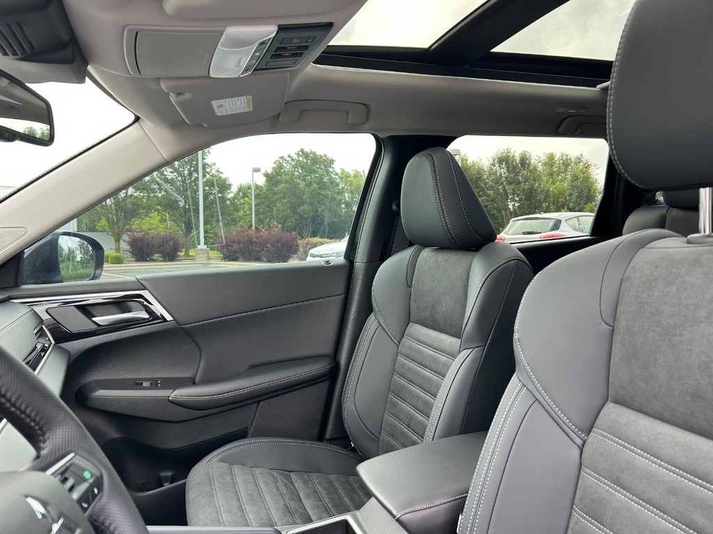 Mitsubishi Outlander Plug-In Hybrid Vehicle Full-screen Gallery Image 5