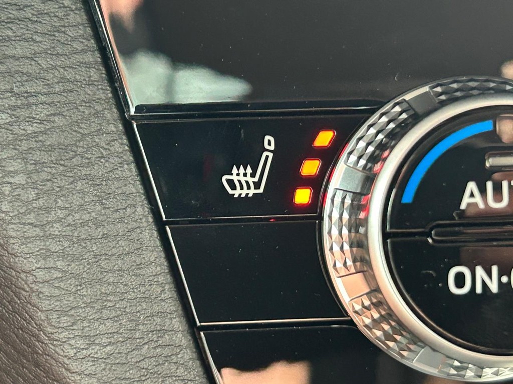 Mitsubishi Outlander Plug-In Hybrid Vehicle Full-screen Gallery Image 9