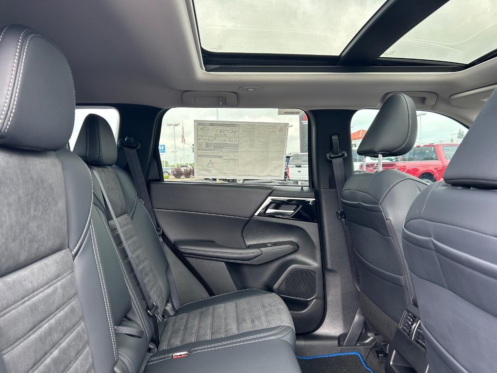 Mitsubishi Outlander Plug-In Hybrid Vehicle Full-screen Gallery Image 11