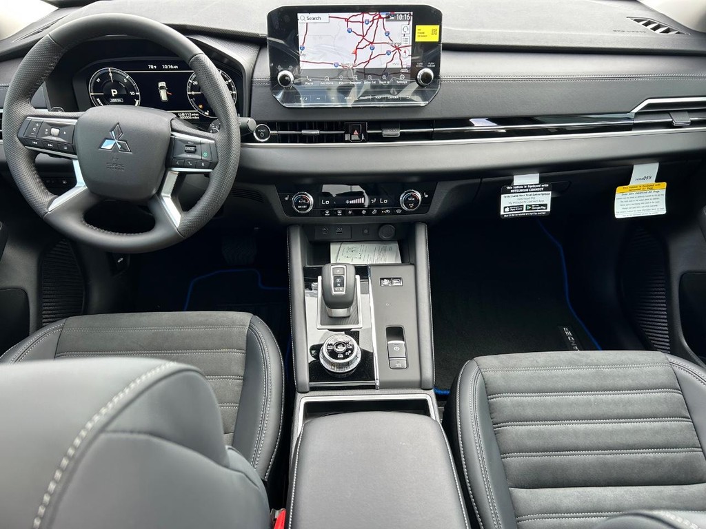 Mitsubishi Outlander Plug-In Hybrid Vehicle Full-screen Gallery Image 12