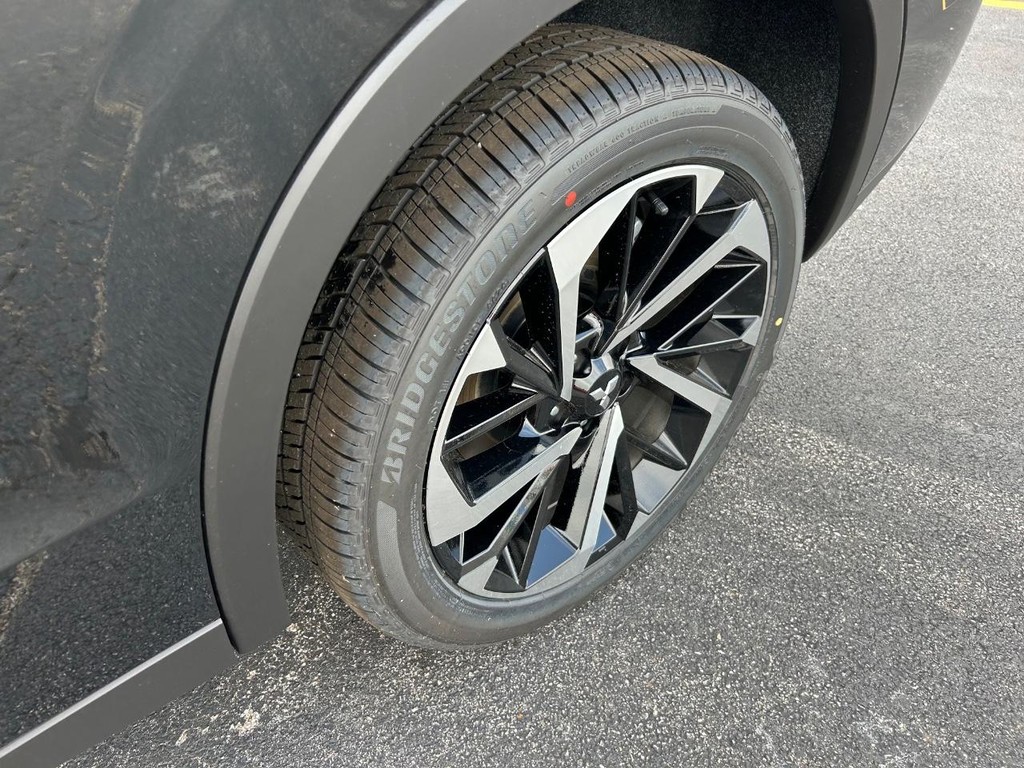 Mitsubishi Outlander Plug-In Hybrid Vehicle Full-screen Gallery Image 16