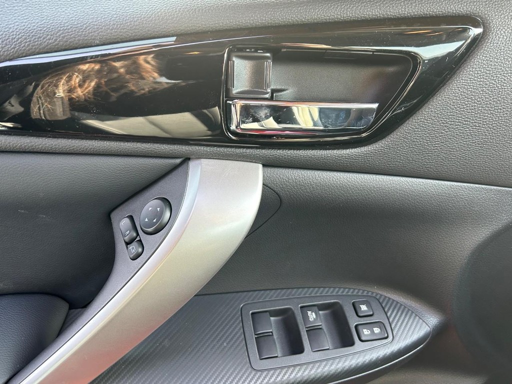 Mitsubishi Eclipse Cross Vehicle Full-screen Gallery Image 4