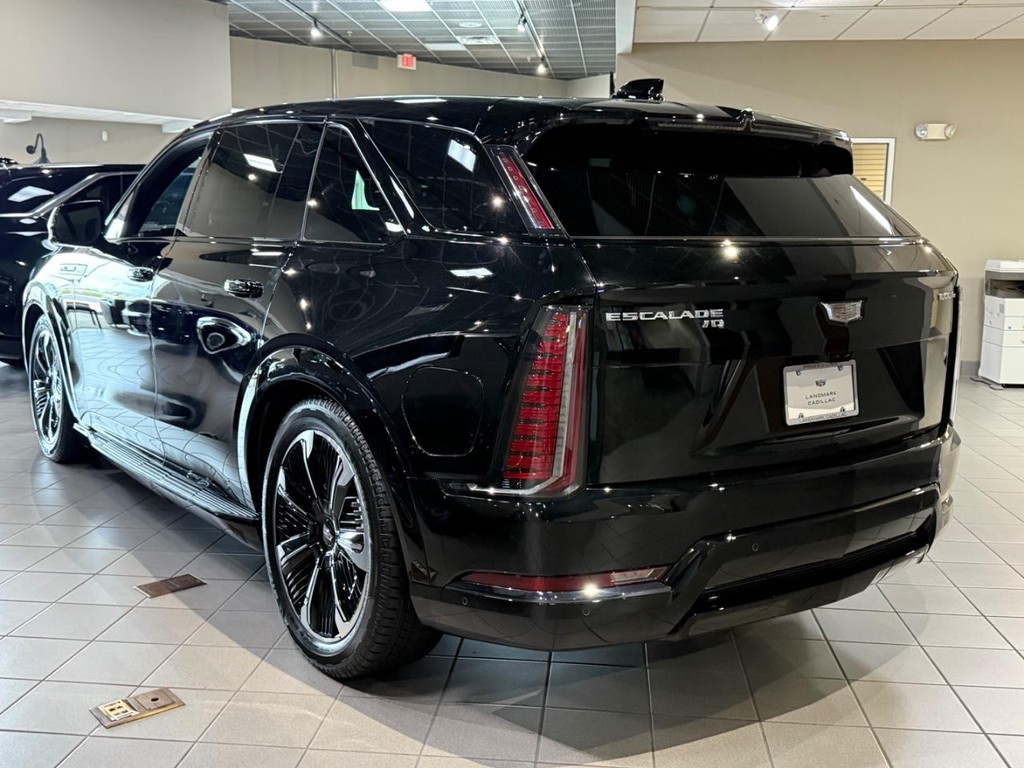 Cadillac Escalade IQ Vehicle Full-screen Gallery Image 5