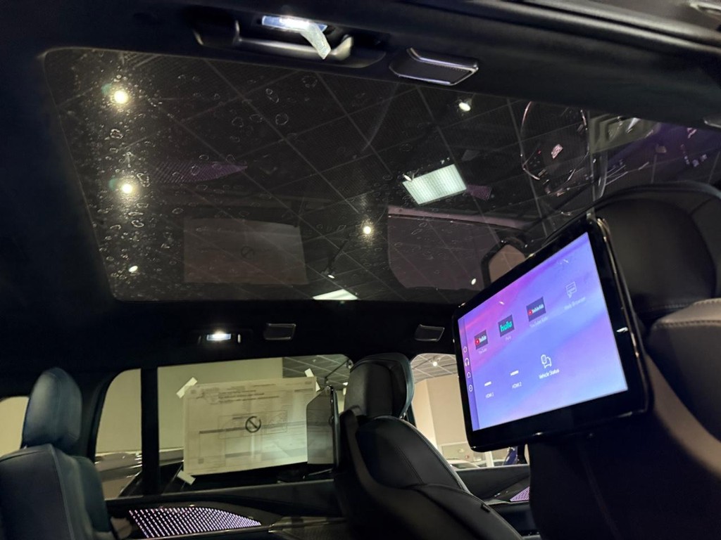 Cadillac Escalade IQ Vehicle Full-screen Gallery Image 8