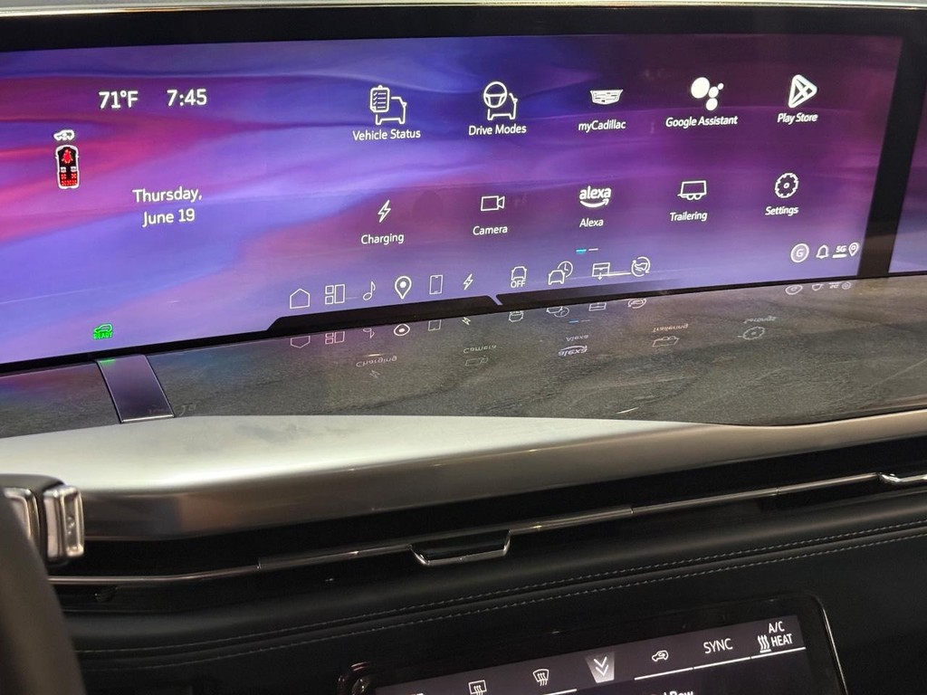 Cadillac Escalade IQ Vehicle Full-screen Gallery Image 16