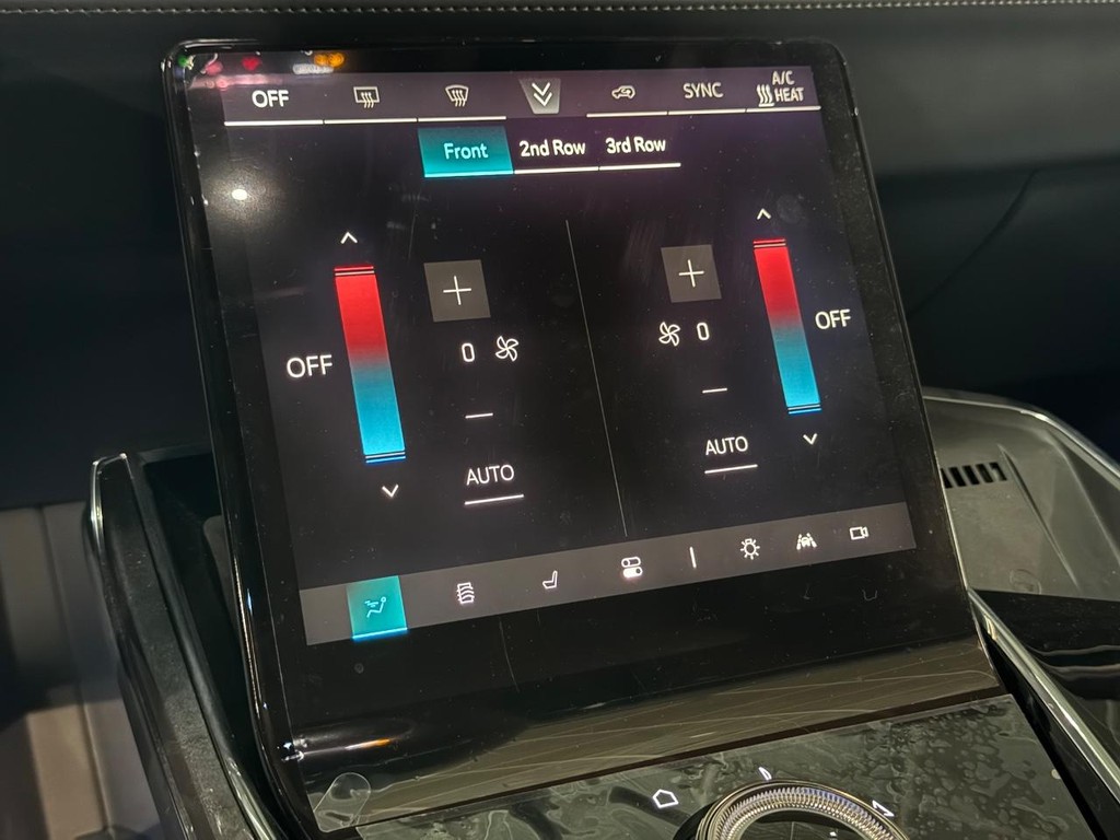 Cadillac Escalade IQ Vehicle Full-screen Gallery Image 18