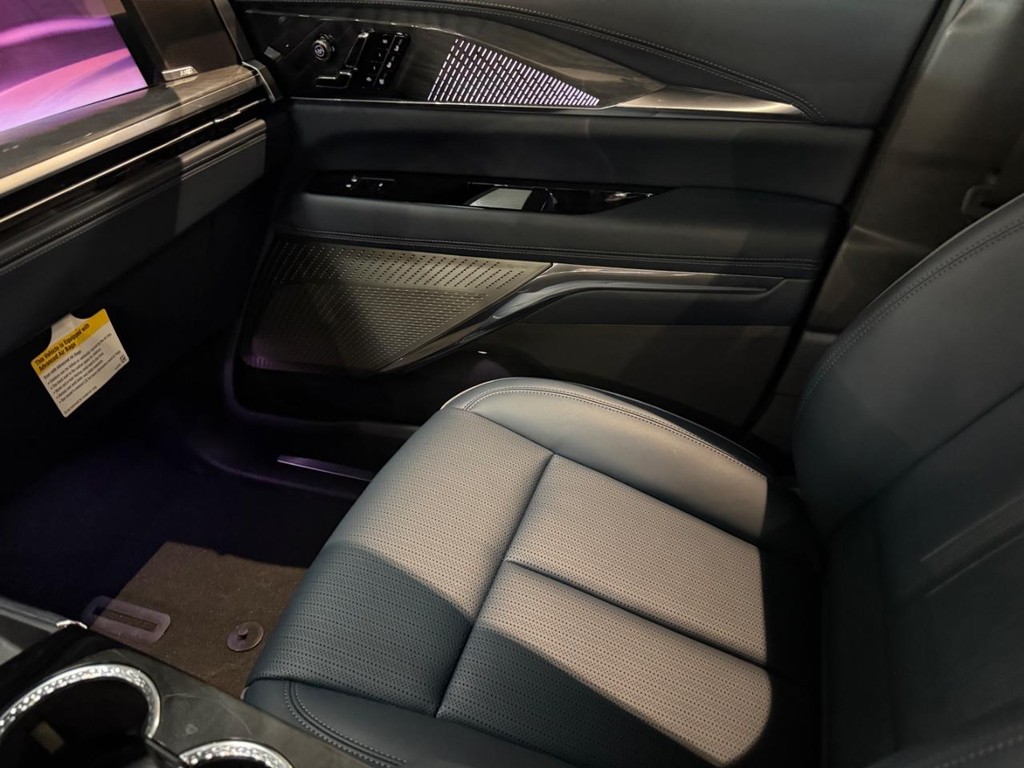 Cadillac Escalade IQ Vehicle Full-screen Gallery Image 20