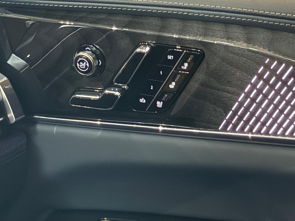 Cadillac Escalade IQ Vehicle Full-screen Gallery Image 21