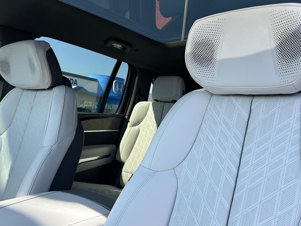 Cadillac Escalade IQ Vehicle Full-screen Gallery Image 17