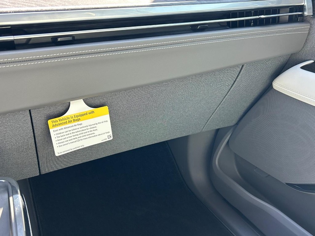 Cadillac Escalade IQ Vehicle Full-screen Gallery Image 21