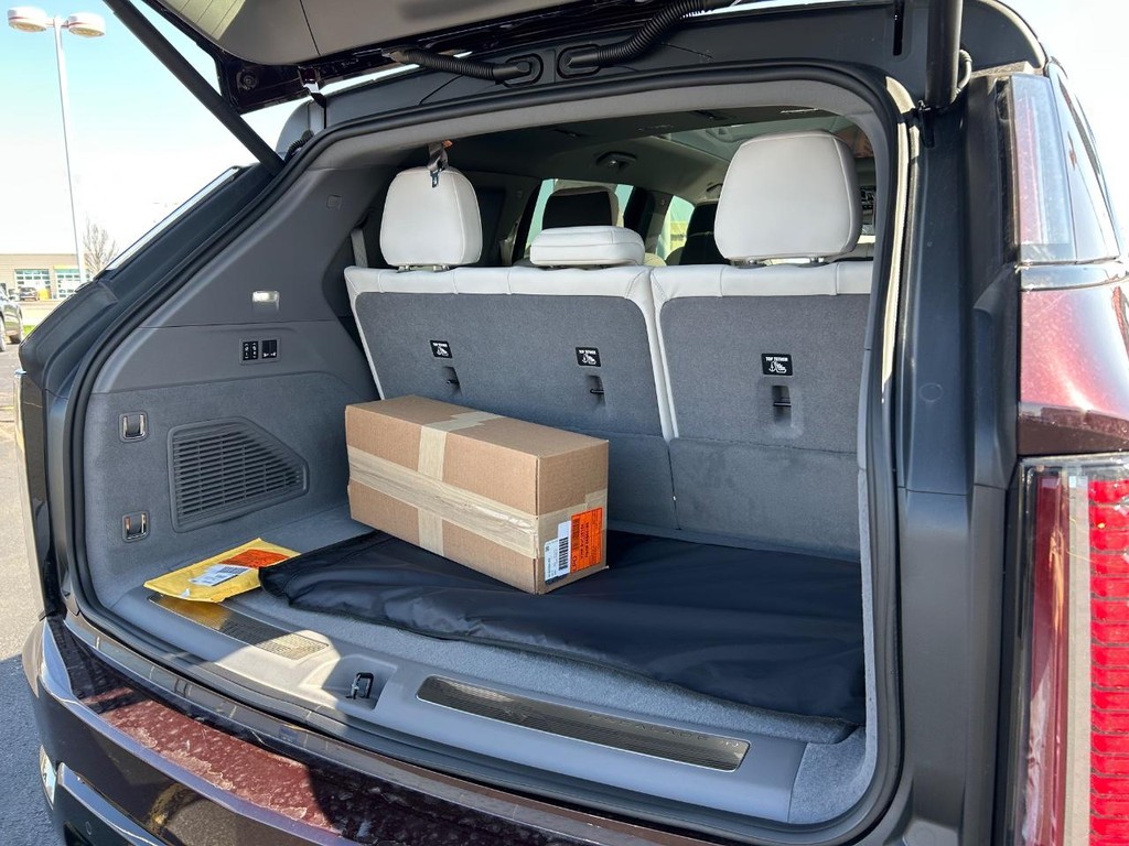 Cadillac Escalade IQ Vehicle Full-screen Gallery Image 22