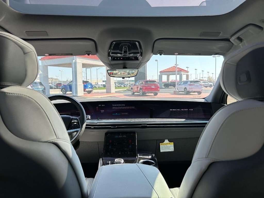 Cadillac Escalade IQ Vehicle Full-screen Gallery Image 23