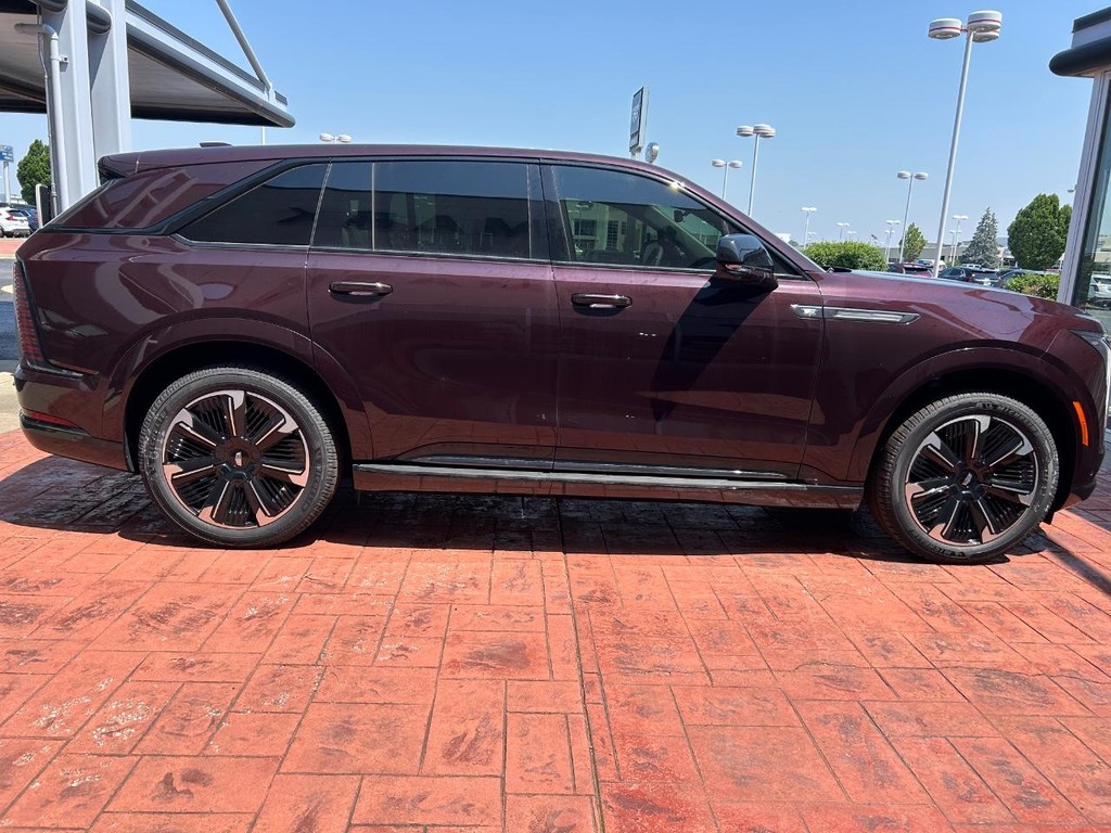 Cadillac Escalade IQ Vehicle Full-screen Gallery Image 6