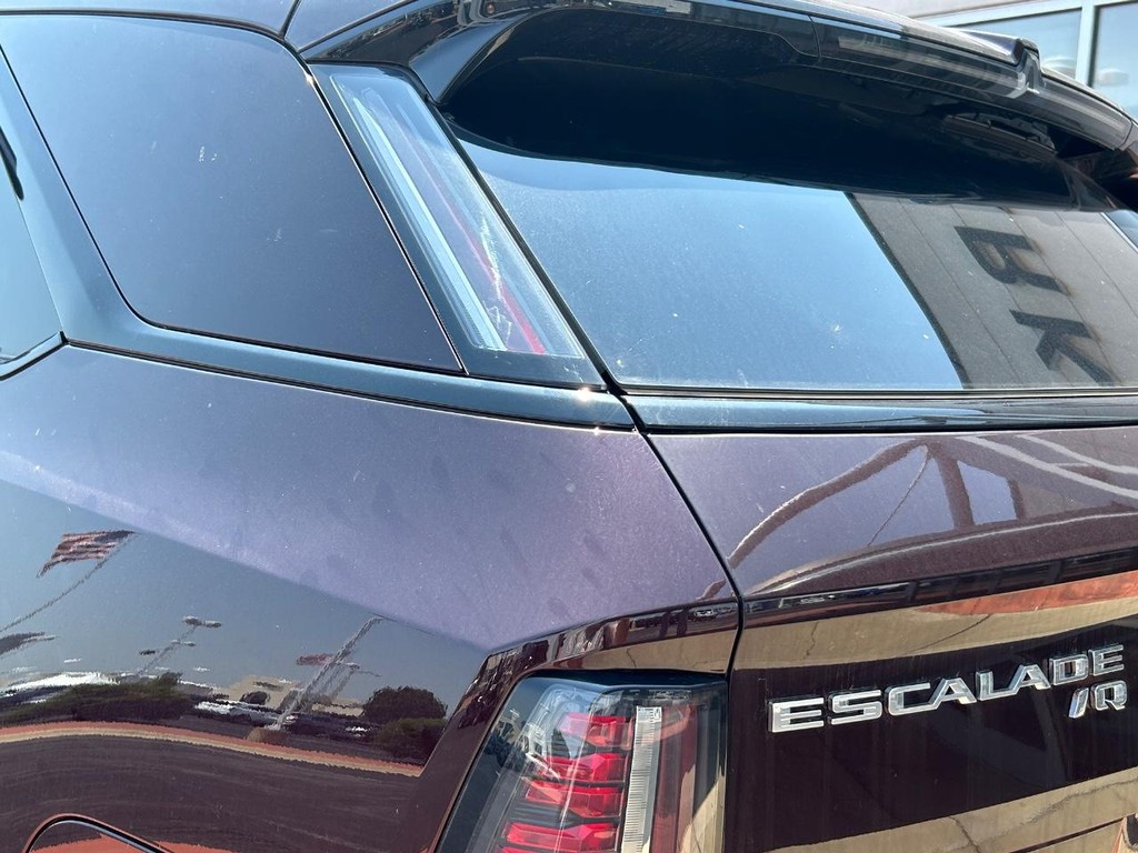 Cadillac Escalade IQ Vehicle Full-screen Gallery Image 11