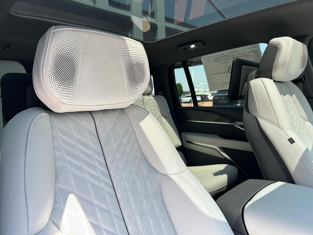 Cadillac Escalade IQ Vehicle Full-screen Gallery Image 19