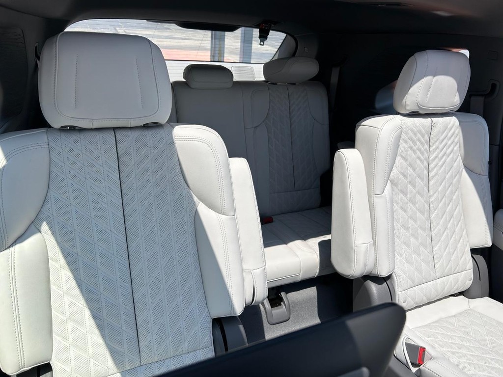 Cadillac Escalade IQ Vehicle Full-screen Gallery Image 20