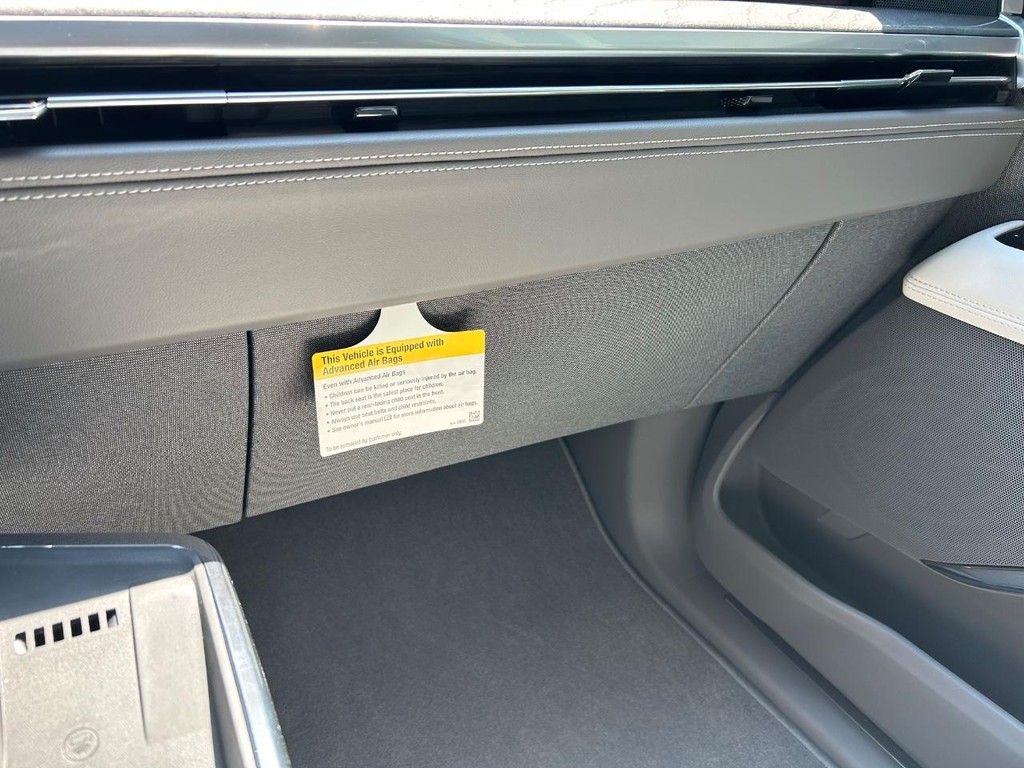 Cadillac Escalade IQ Vehicle Full-screen Gallery Image 21