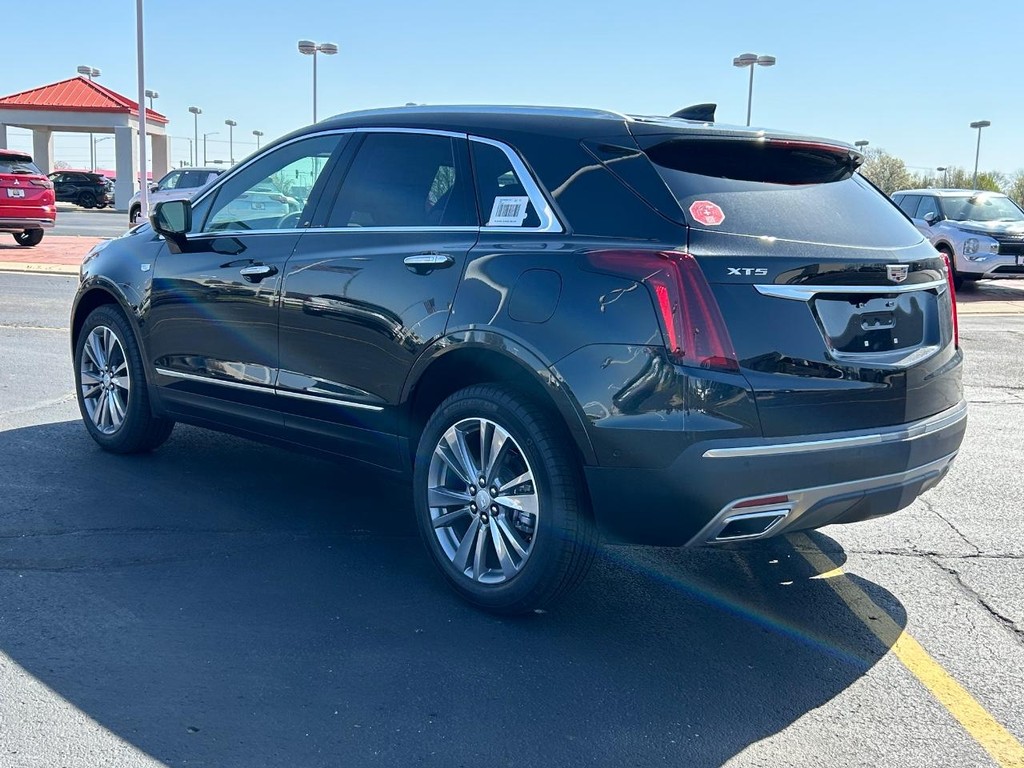 Cadillac XT5 Vehicle Full-screen Gallery Image 3