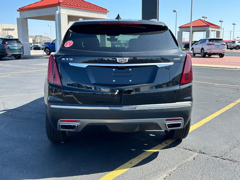 Cadillac XT5 Vehicle Full-screen Gallery Image 4