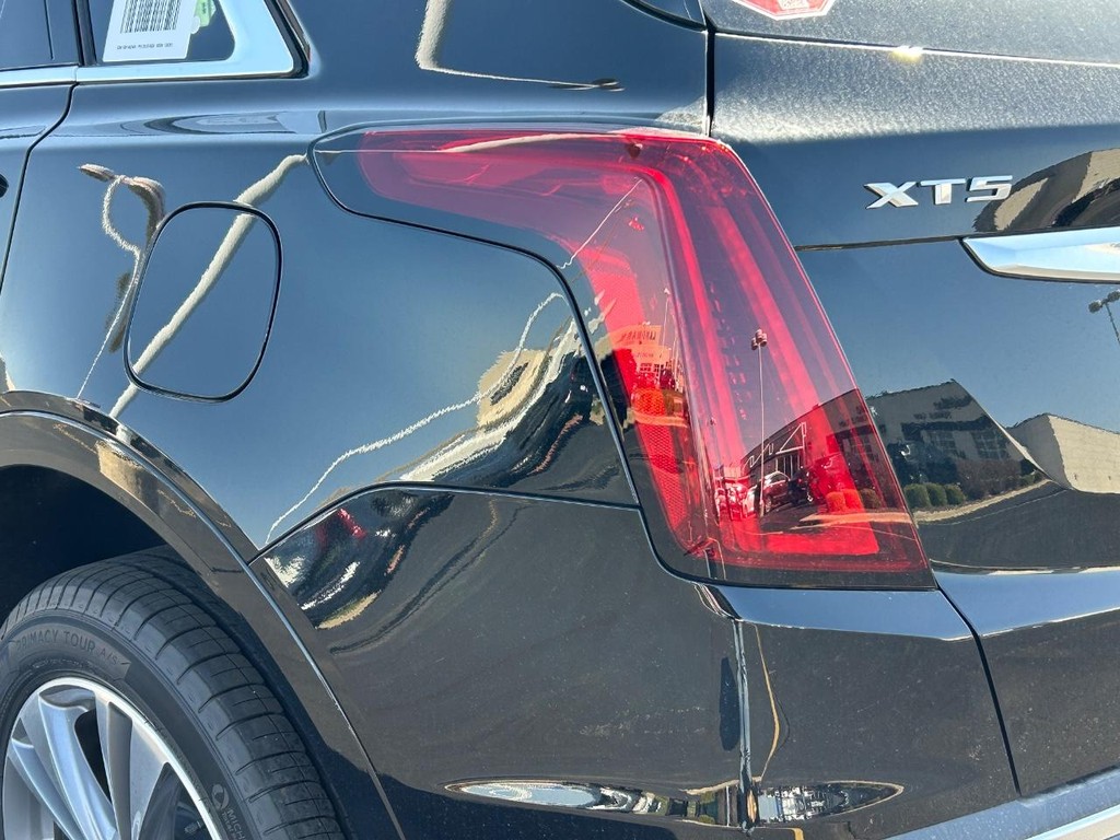 Cadillac XT5 Vehicle Full-screen Gallery Image 11